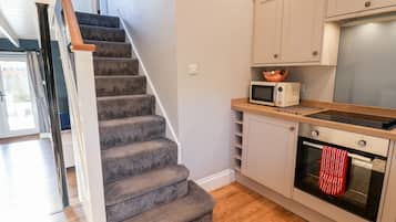 Cottage | Private kitchen | Dishwasher, cookware/dishes/utensils