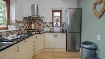 Microondas, placa de cocina, lavavajillas, silla alta para bebés