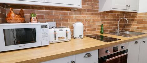 Cottage | Dapur pribadi | Lemari es, microwave, kompor, dan peralatan masak/sendok-piring