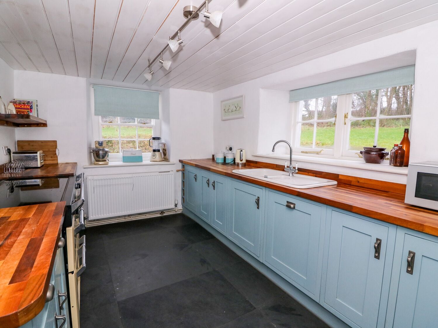 Cottage | Private kitchen | Dishwasher, cookware/dishes/utensils