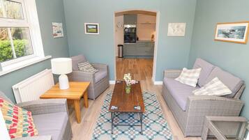 Cottage | Living area | TV