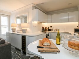 Cottage | Private kitchen | Fridge, microwave, stovetop, dishwasher