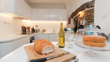 Cottage | Private kitchen | Fridge, microwave, stovetop, dishwasher