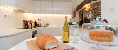 Cottage | Private kitchen | Fridge, microwave, stovetop, dishwasher