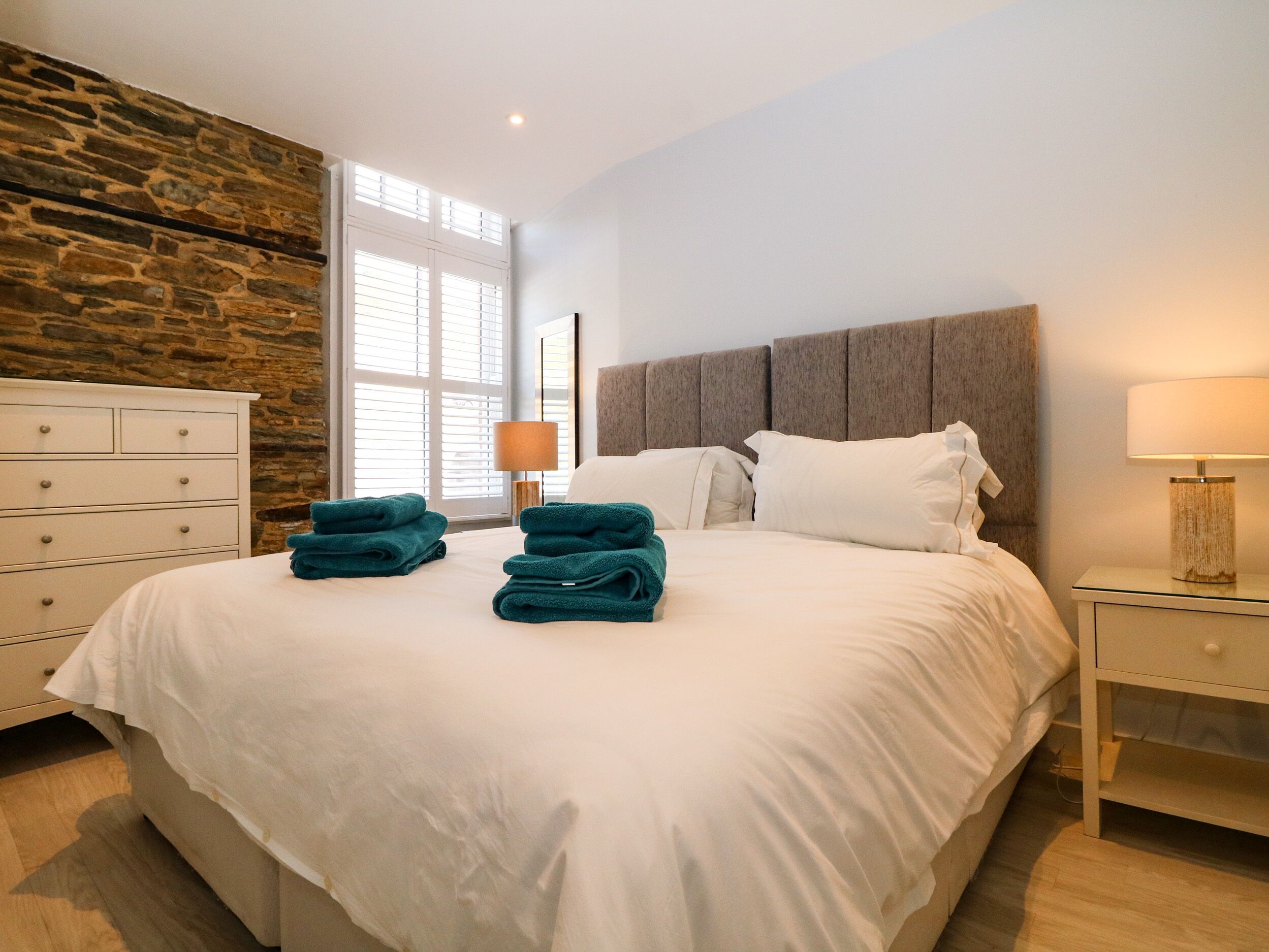 2 habitaciones, decoración personalizada y muebles diferentes 