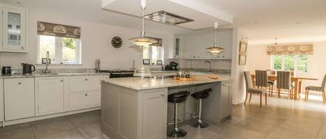 Cottage | Cucina privata | Lavastoviglie, seggiolone, pentole/stoviglie/utensili