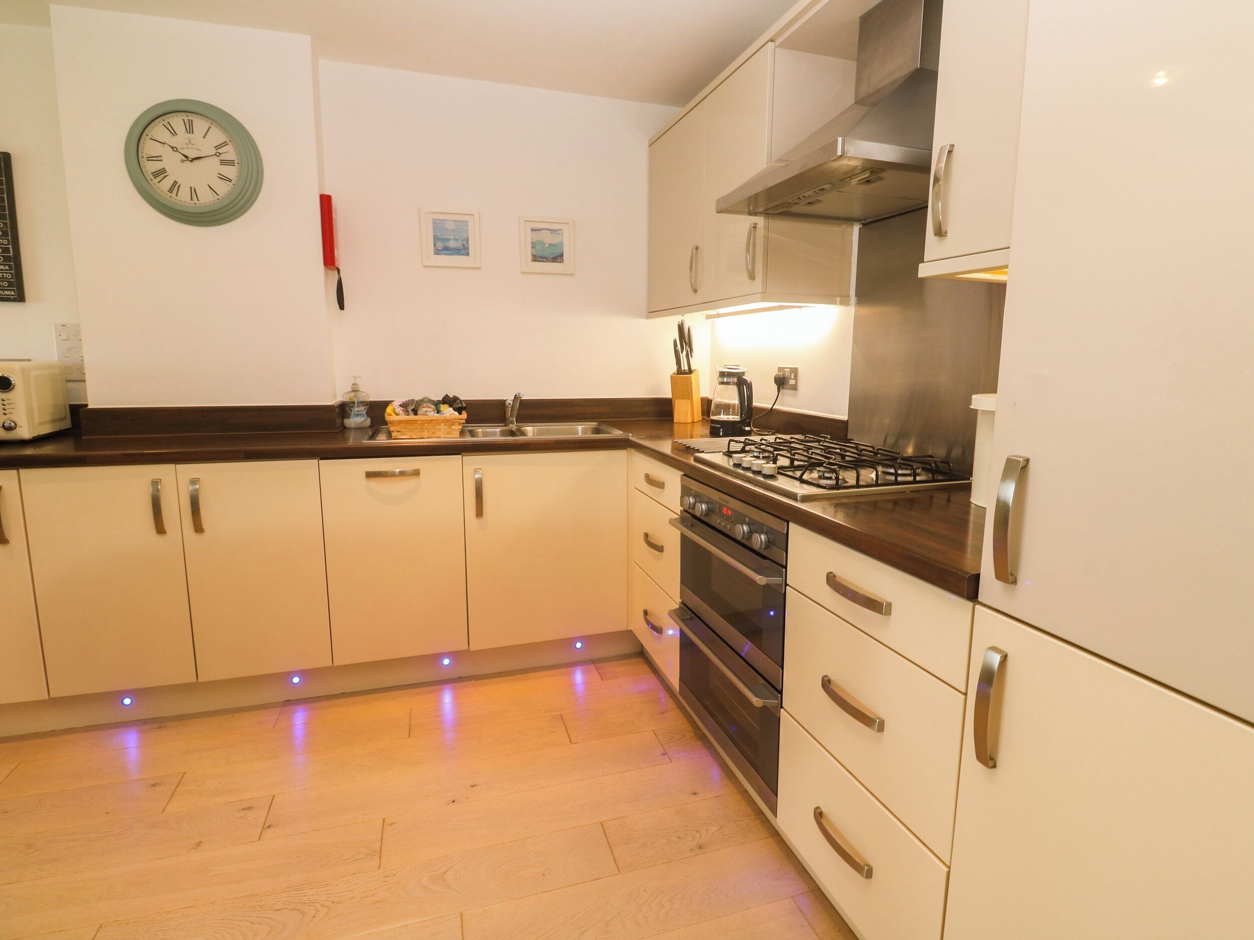 Cottage | Private kitchen | Microwave, stovetop, dishwasher, highchair