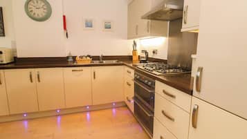 Cottage | Private kitchen | Microwave, stovetop, dishwasher, highchair