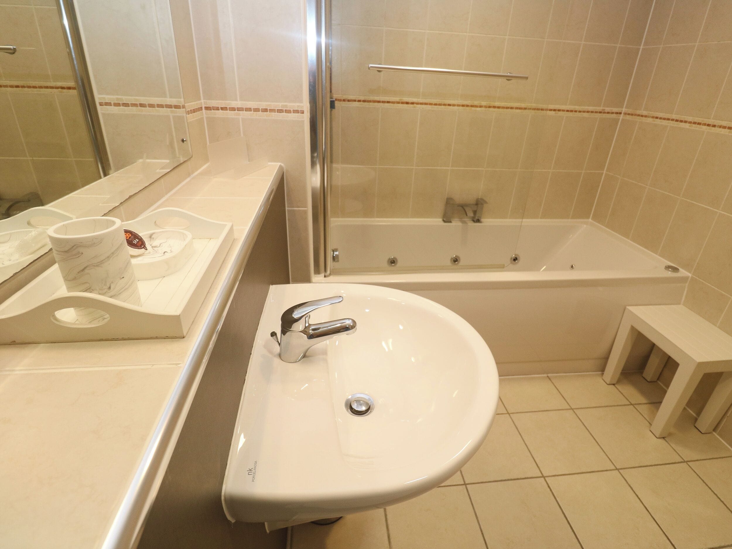 Cottage | Bathroom | Shower, hair dryer
