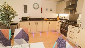 Microondas, placa de cocina, lavavajillas, silla alta para bebés