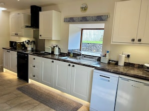 Casa de campo | Cozinha privada | Lava-louças, talheres/pratos/utensílios de cozinha