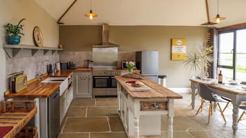 Cottage | Private kitchen | Dishwasher, high chair, cookware/dishes/utensils