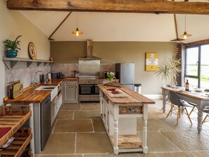 Casa rural | Cuina privada | Rentaplats, trona i utensilis de cuina, vaixella i coberteria 
