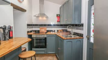 Cottage | Private kitchen | Microwave, stovetop, electric kettle, toaster