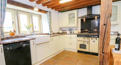 Woodthorpe Cruck Cottage