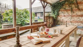 Cottage | Dining