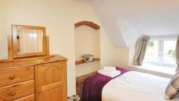 Cottage | 2 bedrooms, individually decorated, individually furnished, free WiFi