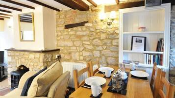 Cottage | Private kitchen | Stovetop, cookware/dishes/utensils