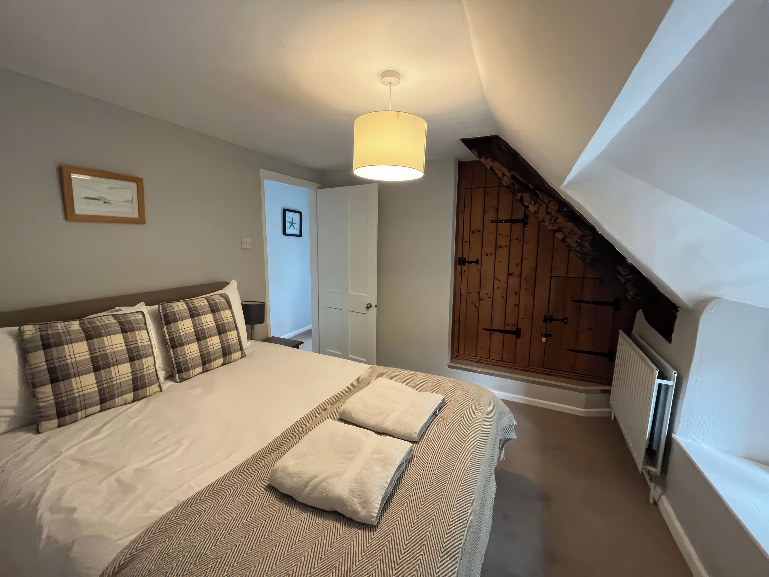 2 개의 침실, 각각 다른 스타일의 인테리어, 각각 다르게 가구 비치, 무료 WiFi