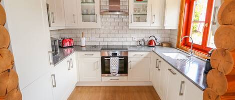 Cottage | Cuisine privée | Réfrigérateur, micro-ondes, plaque de cuisson, lave-vaisselle