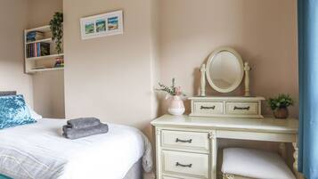 Cottage | 2 bedrooms, free WiFi, individually decorated, individually furnished