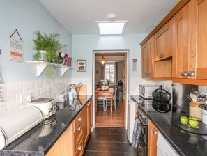 Cottage | Dapur pribadi | Oven, mesin pencuci piring, dan peralatan masak/sendok-piring