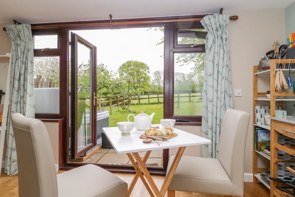 Cottage | Private kitchen | Fridge, stovetop, dishwasher, electric kettle