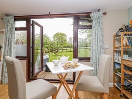 Cottage | Private kitchen | Fridge, stovetop, dishwasher, electric kettle