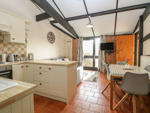 Cottage | Private kitchen | Dishwasher, highchair, cookware/dishes/utensils - Hitchens Cottage (Norwich)