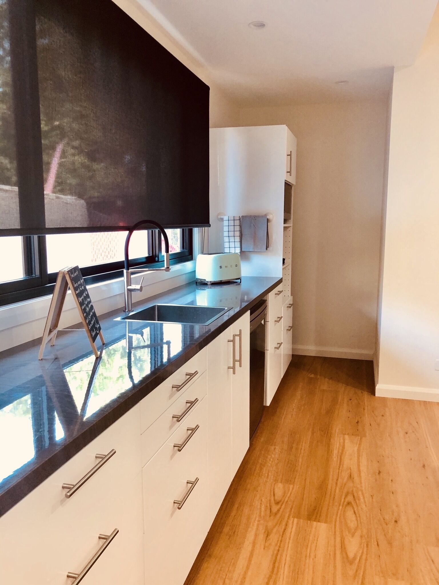 Kylskåp, mikrovågsugn, spishäll och diskmaskin