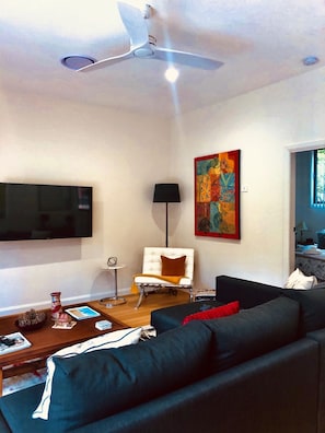 TV, books, streaming services - Charliey on Hyde in the heart of  Bellingen with shops,cafes, pubs and galleries (Bellingen)