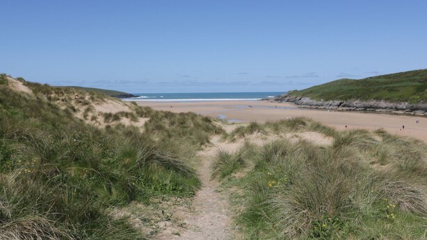 A beach path leading to a sandy beach with dunes and a clear blue sky. - Keelyn (Newquay)