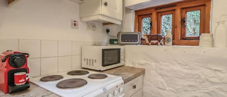 Cottage | Private kitchen | Fridge, microwave, stovetop, dishwasher