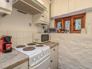 Cottage | Private kitchen | Fridge, microwave, stovetop, dishwasher - Happy Cow (Ross-on-Wye)