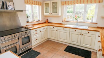 Cottage | Private kitchen | Microwave, stovetop, dishwasher, electric kettle