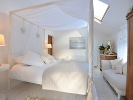 Cottage | 3 bedrooms, individually decorated, individually furnished