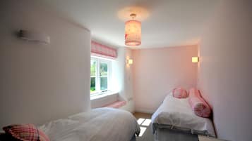 Cottage | 4 bedrooms, individually decorated, individually furnished, free WiFi
