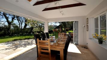 Cottage | Outdoor dining