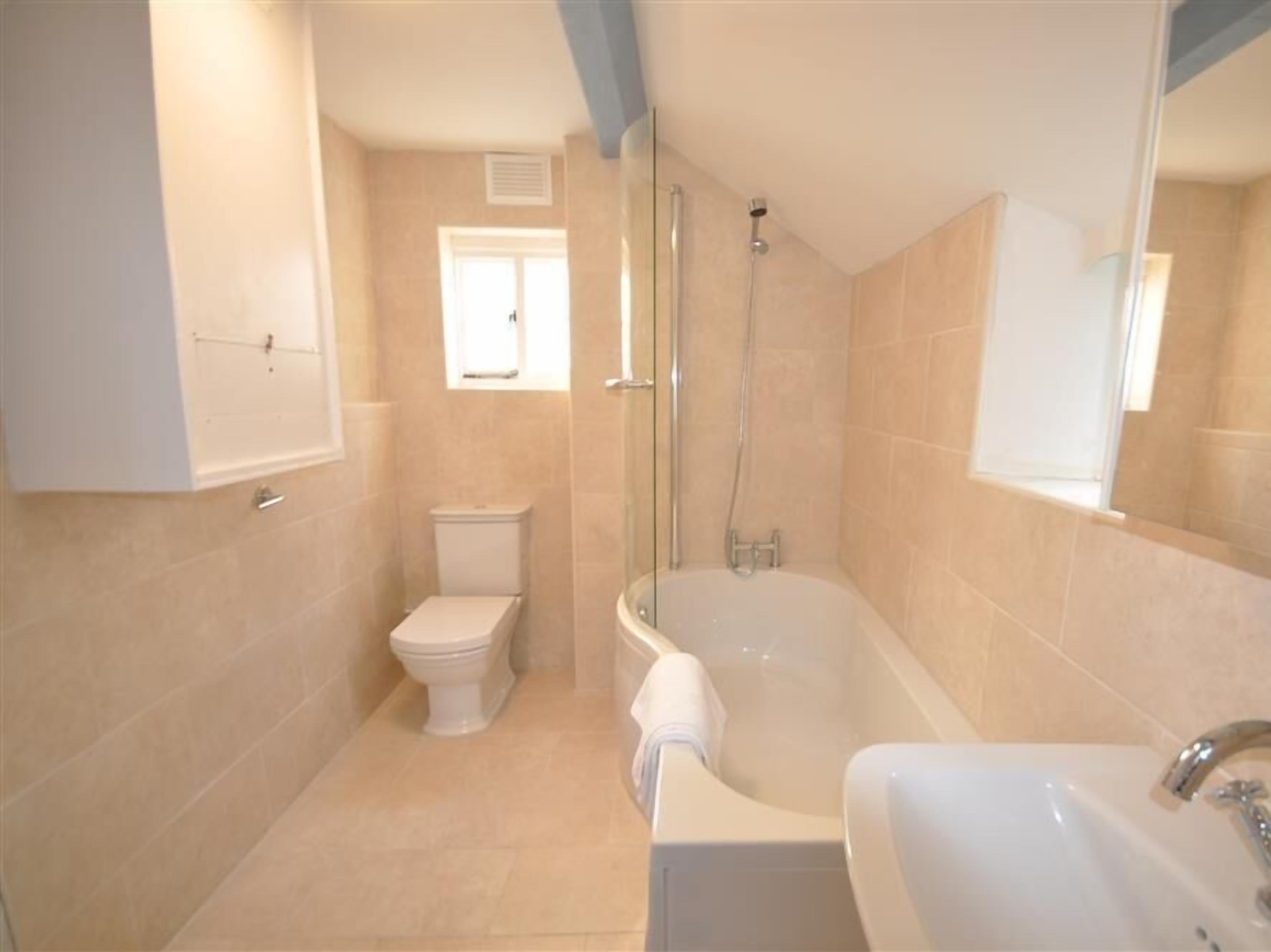 Un baño con inodoro, bañera y lavamanos.