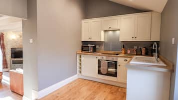Cottage | Private kitchen | Dishwasher, cookware/dishes/utensils