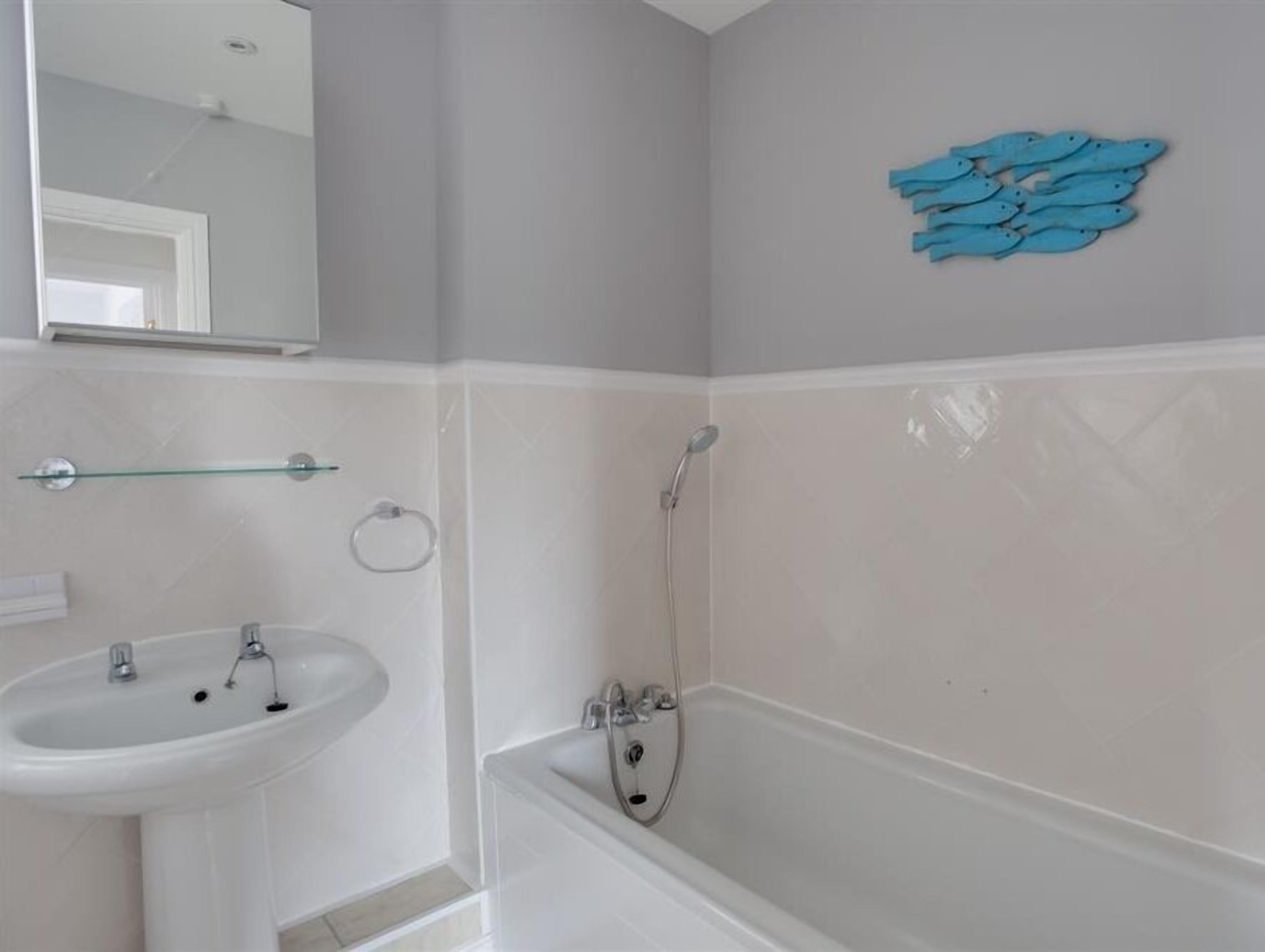 Cottage | Bathroom | Shower, toilet paper