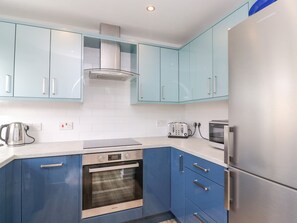 Cottage | Private kitchen | Stovetop, dishwasher, cookware/dishes/utensils