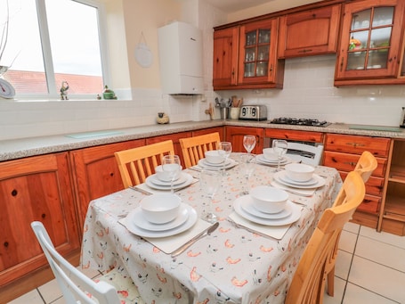 Refrigerador, placa de cocina, utensilios de cocina