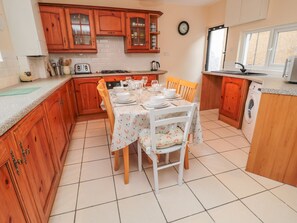 Cottage | Private kitchen | Fridge, stovetop, cookware/dishes/utensils - Magpie Cottage (Wooler)