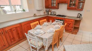 Cottage | Private kitchen | Fridge, stovetop, cookware/dishes/utensils
