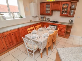 Cottage | Private kitchen | Fridge, stovetop, cookware/dishes/utensils