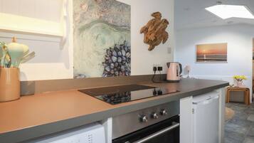 Cottage | Privékeuken | Kookgerei, borden en bestek