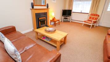 Cottage | Living area | TV