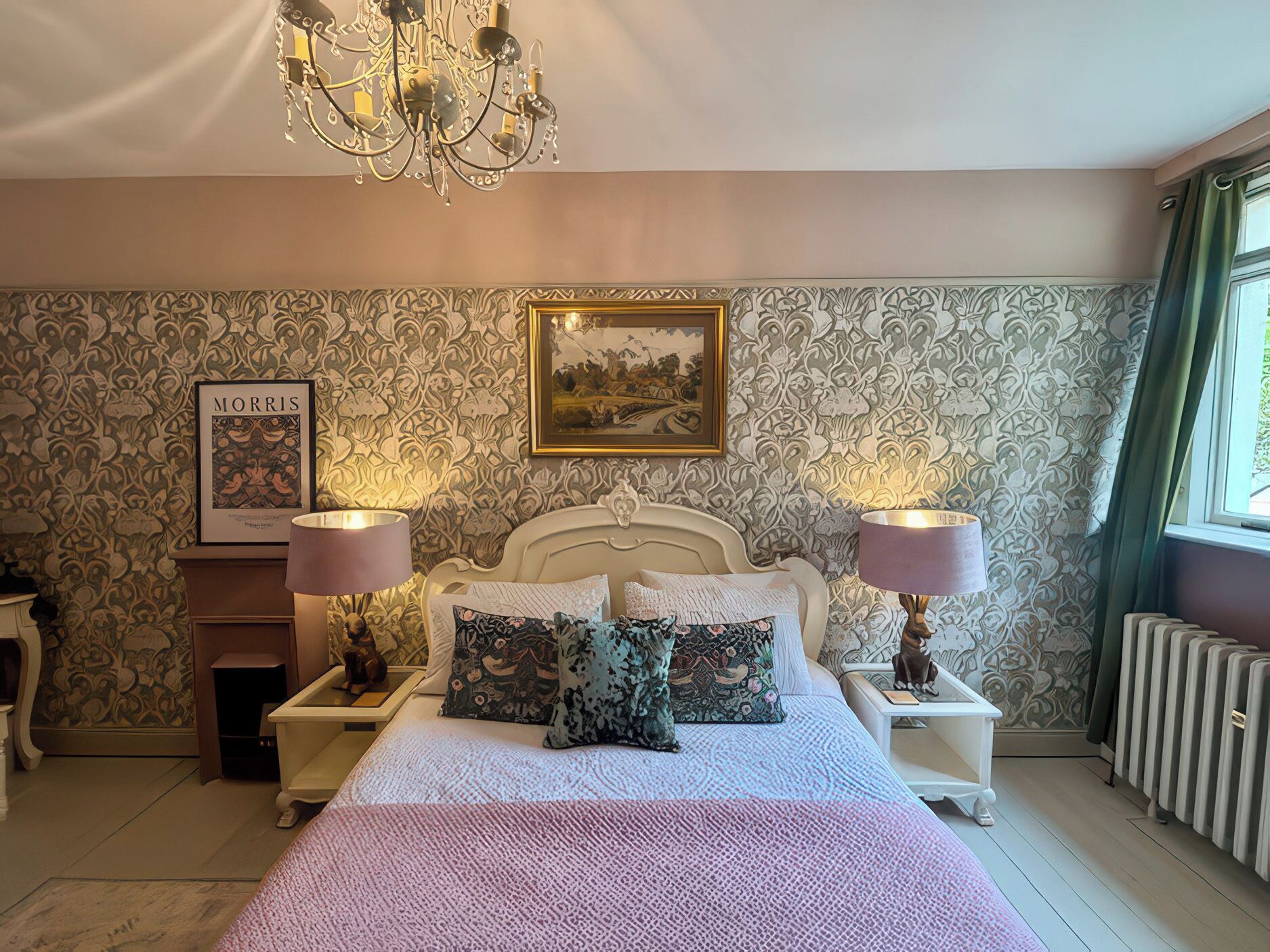 Une chambre à coucher avec un lit, deux tables de chevet, un lustre, une cheminée et un papier peint à motifs.
