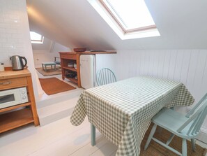 Cottage | Privékeuken | Een koelkast, een microgolfoven, een kookplaat, een waterkoker